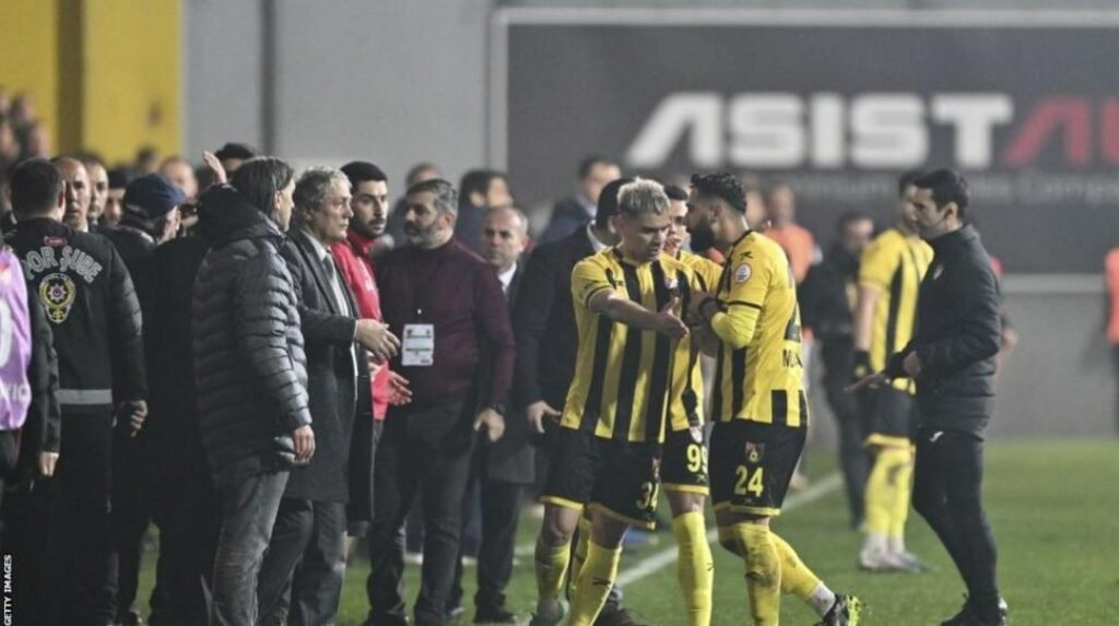turkish-top-flight-team-leave-pitch-in-protest