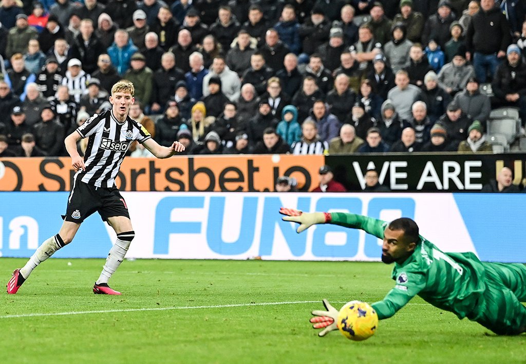 Newcastle United thump Chelsea 4-1 at St James’ Park