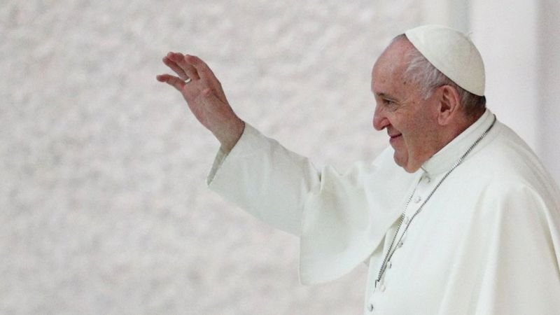 Pope Francis authorizes priests to bless same-sex couples