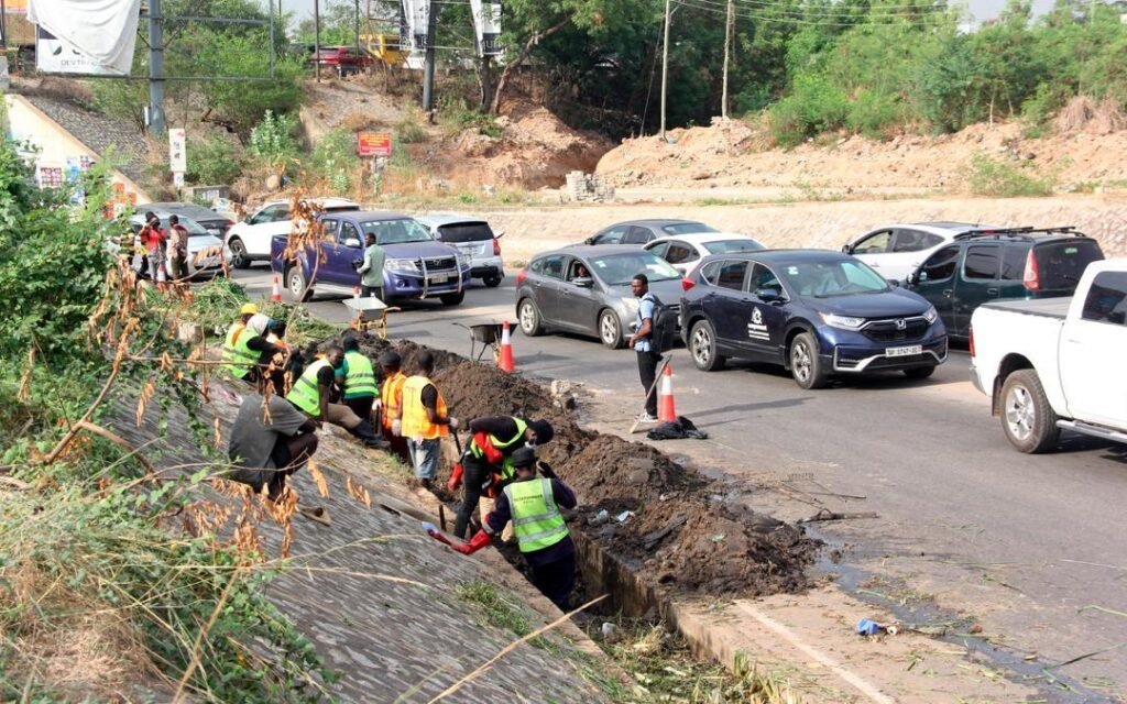 Zoomlion supports ‘Buz Stop Boys’ to clean parts of Accra