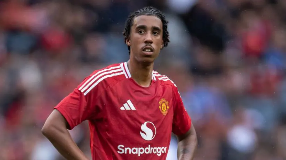 Leny Yoro: Man United’s new defender out for three months